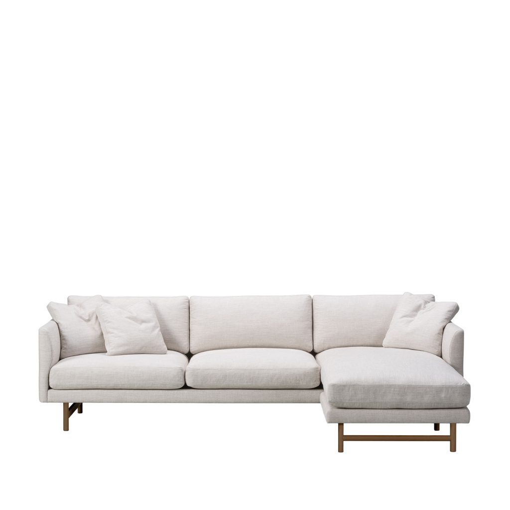 Divansoffa – Calmo 3-sits Chaise 80 Höger, Rökt Ek, Tyg Kat. 2 Ruskin 10 – Beige